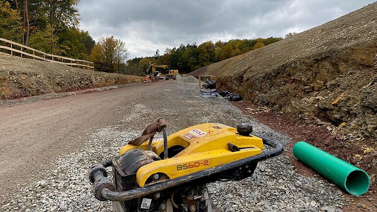 Beim Bau der neuen Trasse der Staatsstraße 2292 werden hohe Dämme aufgeschüttet, um Höhenunterschiede auszugleichen. Beim Bau der neuen Trasse der Staatsstraße 2292 werden hohe Dämme aufgeschüttet, um Höhenunterschiede auszugleichen.