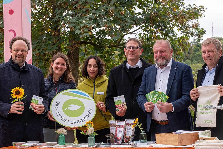 Der Landtagsabgeordnete Patrick Friedl MdL, Hanna Dorn und Manuela Fuchs-Krenn von der Ökomodellregion stadt.land.wü., Würzburgs Bürgermeister Martin Heilig, Landrat Thomas Eberth und der Leiter des Amt für ländliche Entwicklung Jürgen Eisentraut freuen sich über den ersten gemeinsamen regionalen Biomarkt von Stadt und Landkreis Würzburg. Der Landtagsabgeordnete Patrick Friedl MdL, Hanna Dorn und Manuela Fuchs-Krenn von der Ökomodellregion stadt.land.wü., Würzburgs Bürgermeister Martin Heilig, Landrat Thomas Eberth und der Leiter des Amt für ländliche Entwicklung Jürgen Eisentraut freuen sich über den ersten gemeinsamen regionalen Biomarkt von Stadt und Landkreis Würzburg.