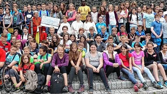 116 Firmlinge aus der Pfarreiengemeinschaft Bad Kissingen und aus sechs Pfarreiengemeinschaften des Dekanats Bad Neustadt haben mit ihrem Solidaritätsmarsch von Brendlorenzen auf den Kreuzberg 5660 Euro erlaufen, die für zwei Jugendhilfe-Projekte der Salesianer Don Boscos in Kenia und Sierra Leone in Afrika gespendet werden. 116 Firmlinge aus der Pfarreiengemeinschaft Bad Kissingen und aus sechs Pfarreiengemeinschaften des Dekanats Bad Neustadt haben mit ihrem Solidaritätsmarsch von Brendlorenzen auf den Kreuzberg 5660 Euro erlaufen, die für zwei Jugendhilfe-Projekte der Salesianer Don Boscos in Kenia und Sierra Leone in Afrika gespendet werden.