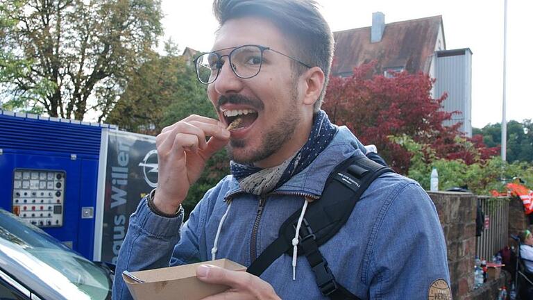 Felix Kraus lässt sich seine erste Heuschrecke schmecken. Felix Kraus lässt sich seine erste Heuschrecke schmecken.