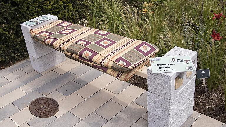 Zwei-Minuten-Bank• Als Material benötigt man sechs Hohlblockmauersteine, zwei Holzlatten und eine weiche Sitzauflage.• Je zwei Mauersteine parallel zueinander aufstapeln. Den dritten Mauerstein liegend aufsetzen.• Dann die Kanthölzer durch die hohlen Steine schieben.• Nun Polster auflegen und fertig ist die Sitzgelegenheit. Zwei-Minuten-Bank• Als Material benötigt man sechs Hohlblockmauersteine, zwei Holzlatten und eine weiche Sitzauflage.• Je zwei Mauersteine parallel zueinander aufstapeln. Den dritten Mauerstein liegend aufsetzen.• Dann die Kanthölzer durch die hohlen Steine schieben.• Nun Polster auflegen und fertig ist die Sitzgelegenheit.