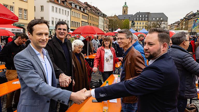 'Brüder zur Sonne': Traditionell wird am 1. Mai bei der Gewerkschaft gesungen, natürlich auch in Schweinfurt. Im Bild (von links) Landrat Florian Töpper, SPD-Stadtrat Ralf Hofmann, Bürgermeisterin Sorya Lippert (CSU), SPD-Fraktionsvorsitzende Kathi Petersen, CSU-Fraktionsvorsitzender Stefan Funk (verdeckt), Oberbürgermeister Sebastian Remelé (CSU) und SPD-Bundestagsabgeordneter Markus Hümpfer.