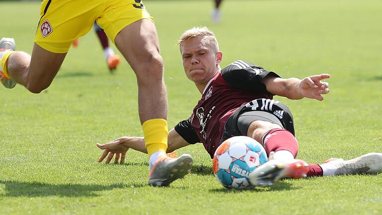 Louis Breunig grätscht in Zukunft im Trikot des SSV Jahn Regensburg.