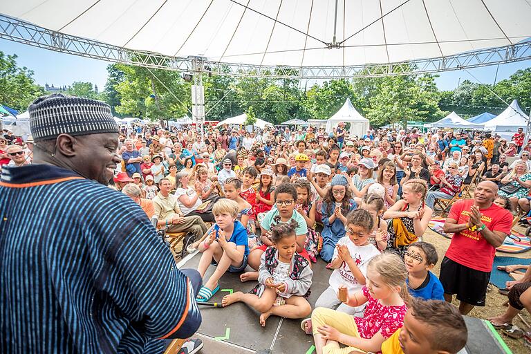 Ibu, der Geschichtenerzähler, gehört zu den Urgesteinen des Africa Festivals auf den Mainwiesen in Würzburg und unterhielt schon Scharen von Kindern. Das Africa Festival gilt als größtes Festival für afrikanische Musik und Kultur in Europa, in den Vorjahren kamen bis zu 100.000 Besucher auf die Mainwiesen. Ibu, der Geschichtenerzähler, gehört zu den Urgesteinen des Africa Festivals auf den Mainwiesen in Würzburg und unterhielt schon Scharen von Kindern. Das Africa Festival gilt als größtes Festival für afrikanische Musik und Kultur in Europa, in den Vorjahren kamen bis zu 100.000 Besucher auf die Mainwiesen.