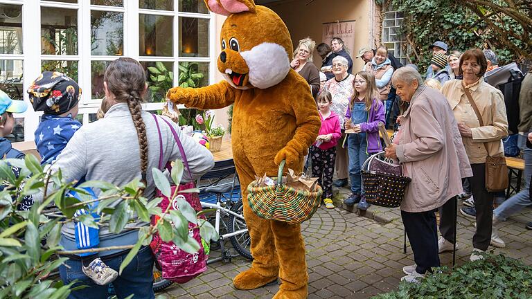 Besuch des Osterhasen beim Kinder- und Bücherflohmarkt, der nach der Straßensperrung einen Impuls für betroffene Geschäfte geben sollte. Besuch des Osterhasen beim Kinder- und Bücherflohmarkt, der nach der Straßensperrung einen Impuls für betroffene Geschäfte geben sollte. 