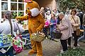 Besuch des Osterhasen beim Kinder- und Bücherflohmarkt, der nach der Straßensperrung einen Impuls für betroffene Geschäfte geben sollte.&nbsp;