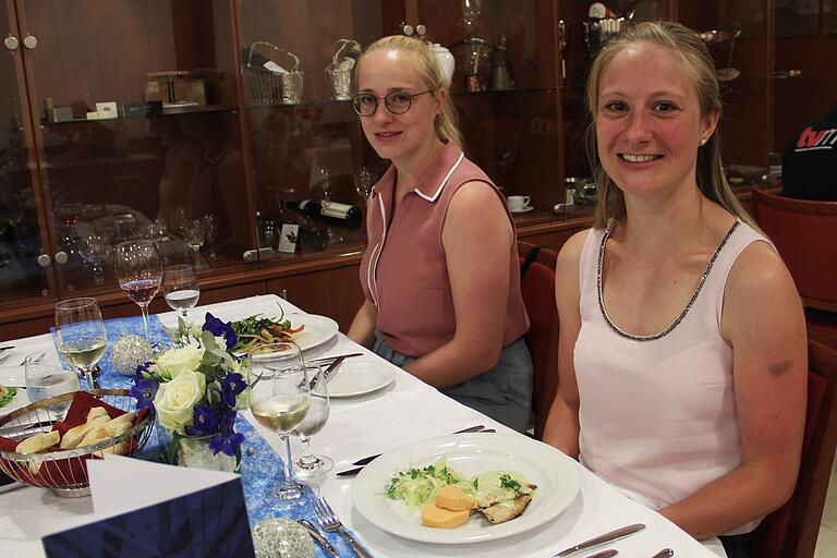 Karola (links) und Laura-Sofie Dauenhauer vom Hotel Franziskaner in Dettelbach sind unter den Gästen. Karola (links) und Laura-Sofie Dauenhauer vom Hotel Franziskaner in Dettelbach sind unter den Gästen.