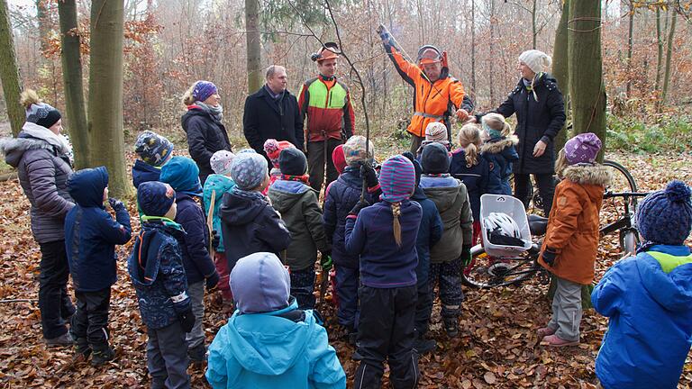 Gemeinsam mit Bauhofleiter Reinhard Heinrich und Forstwirt Martin Stula erläuterte Bürgermeister Thomas Eberth den Kindergartenkindern des St. Markus Kindergartens die unterschiedlichen Funktionalitäten des Waldes und wie wichtig das Pflanzen, aber auch das Fällen, von Bäumen ist.