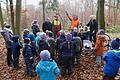 Gemeinsam mit Bauhofleiter Reinhard Heinrich und Forstwirt Martin Stula erläuterte Bürgermeister Thomas Eberth den Kindergartenkindern des St. Markus Kindergartens die unterschiedlichen Funktionalitäten des Waldes und wie wichtig das Pflanzen, aber auch das Fällen, von Bäumen ist.