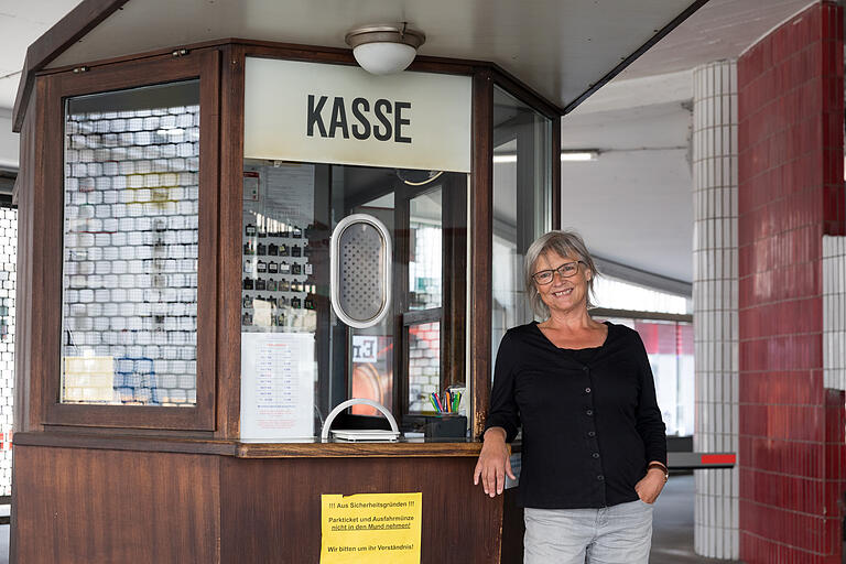 Petra Maidt vor dem Kassenhäuschen, aus dem heraus jedem Kunden sein Stellplatz persönlich zugewiesen wird. Gemeinsam mit ihrer Schwester Andrea Iff-Kamm führt sie das Parkhaus nebenberuflich. Petra Maidt vor dem Kassenhäuschen, aus dem heraus jedem Kunden sein Stellplatz persönlich zugewiesen wird. Gemeinsam mit ihrer Schwester Andrea Iff-Kamm führt sie das Parkhaus nebenberuflich.