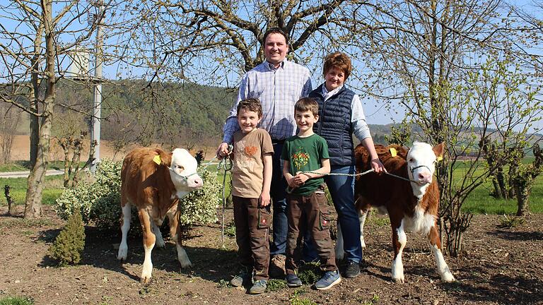 Frank Johannes und seine Frau Birgit freuen sich zusammen mit ihren Neffen Jonas (vorne links) und Jakob (vorne rechts) über das gute Abschneiden beim Wettbewerb 'Züchter des Jahres 2020'. Jonas hält das Kalb Kamila (Vater: Weitblick; Mutter: Koala) am Halfter, Jakob die Luna Fee (Vater: Wodonga; Mutter: Laboum). Beide Kälber haben einen genomischen Gesamtzuchtwert von über 140 Punkten und somit beste Anlagen.