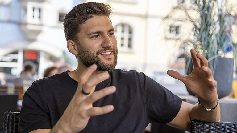 Maximilian Kleber beim Gespräch in einem Würzburger Lokal: „Das, was wir gerade hier machen, ist eigentlich schon extrem für mich, dass ich mich irgendwo mit jemandem treffe.“