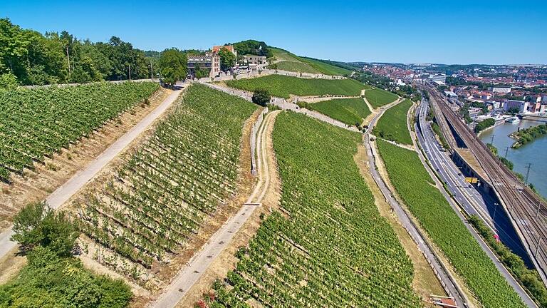 Der originäre Teil der berühmten Weinlage Würzburger Stein erhält das höchste europäische Qualitätssiegel, die Geschützte Ursprungsbezeichnung (g. U.), und damit auch einen neuen Namen: Würzburger Stein-Berg.