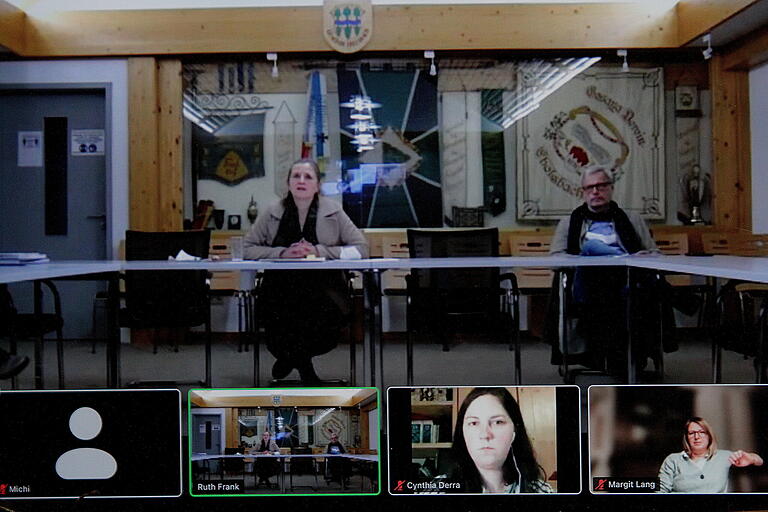 Bei der Online-Veranstaltung der Blick auf (oben) Erste Bürgermeisterin Ruth Frank und Zweiten Bürgermeister Georg Kundmüller sowie (unten) die Chat-Teilnehmer, wie hier die Gemeinderätinnen Cynthia Derra und Margit Lang. Bei der Online-Veranstaltung der Blick auf (oben) Erste Bürgermeisterin Ruth Frank und Zweiten Bürgermeister Georg Kundmüller sowie (unten) die Chat-Teilnehmer, wie hier die Gemeinderätinnen Cynthia Derra und Margit Lang.