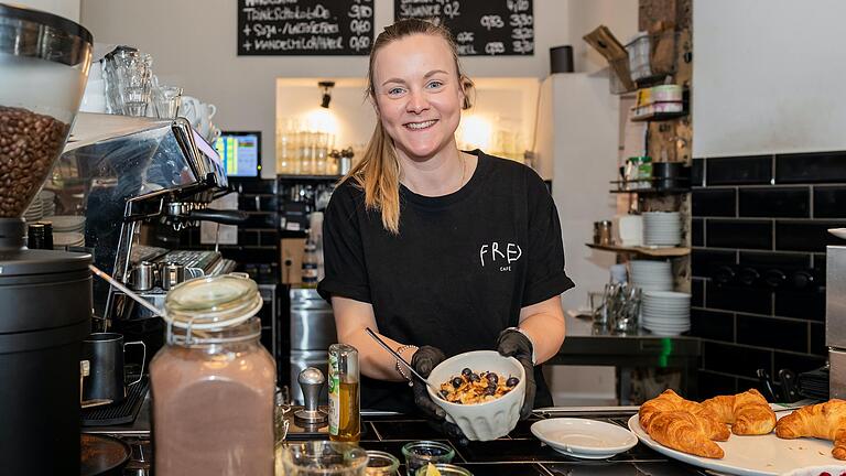 Jennifer Steigerwald, Küchenleitung im Café Fred in Würzburg, bereitet ein veganes Bircher Müsli zu.