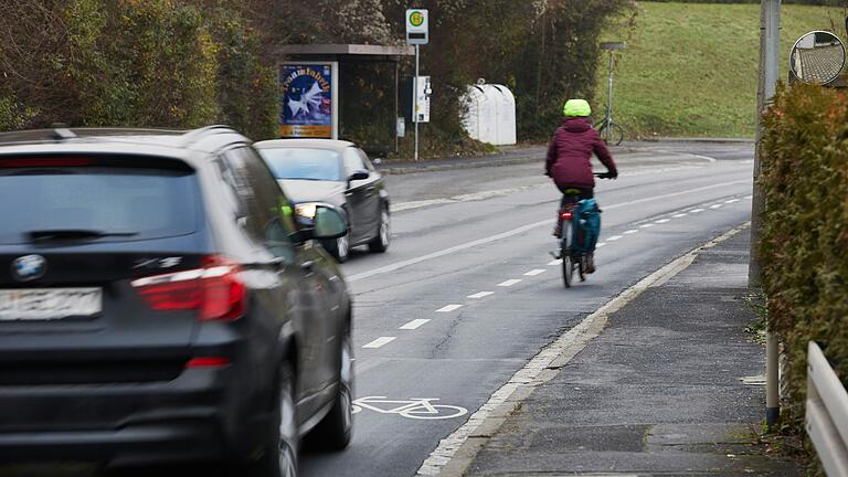 Der aktuelle Stand: Aufgrund der geringen Straßenbreite kann auf dem Abschnitt zwischen dem Kreisverkehr Pilziggrund und der B8 Brücke der erforderliche Sicherheitsabstand zu Fahrradfahrern nur eingehalten werden, wenn kein Gegenverkehr kommt. Der aktuelle Stand: Aufgrund der geringen Straßenbreite kann auf dem Abschnitt zwischen dem Kreisverkehr Pilziggrund und der B8 Brücke der erforderliche Sicherheitsabstand zu Fahrradfahrern nur eingehalten werden, wenn kein Gegenverkehr kommt.