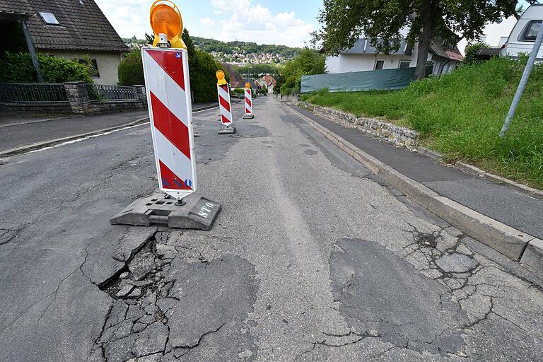 Die Spuren des Wasserrohbruchs, der in der Nacht zum Donnerstag die Zeubelrieder Steige überflutet hat.