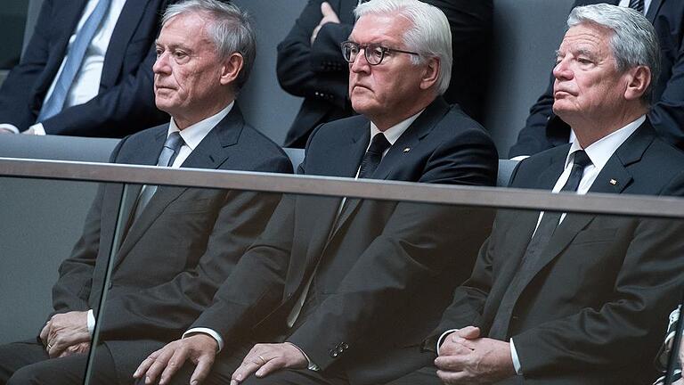 Bundestag - Gedenken an Helmut Kohl       -  Bundespräsident Frank-Walter Steinmeier (Mitte) verfolgt zusammen mit seinen Amtsvorgängern Horst Köhler (links) und Joachim Gauck die Würdigung Helmut Kohls im Bundestag.