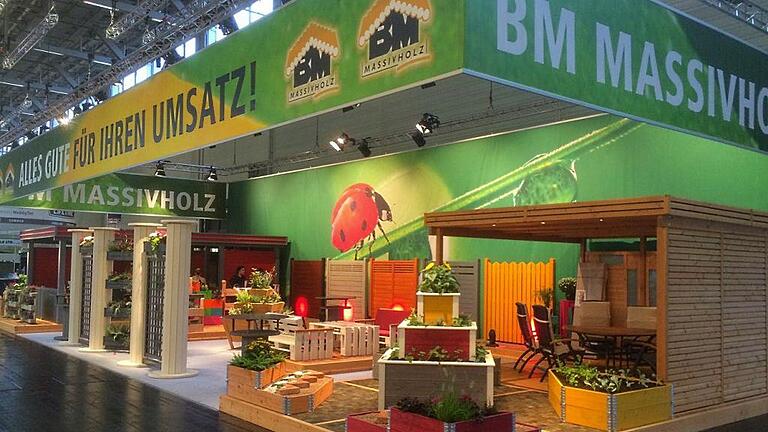 Viel Aufmerksamkeit erhielt das Rhöner Familienunternehmen BM Massivholz für seine großzügige Präsentation auf der weltweit größten Gartenfachmesse spoga+gafa in Köln. Viel Aufmerksamkeit erhielt das Rhöner Familienunternehmen BM Massivholz für seine großzügige Präsentation auf der weltweit größten Gartenfachmesse spoga+gafa in Köln.