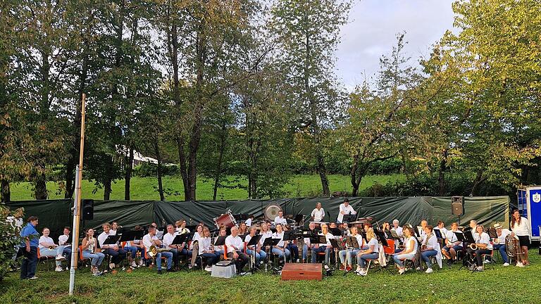 Das Mischorchester der MKL auf der Liegewiese des Lengfurter Waldbades.