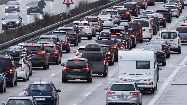 Verkehrswelle zum Wochenende       -  Volle Straßen zu Beginn der Herbstferien: Die Autobahn GmbH des Bundes rechnet mit Stau.