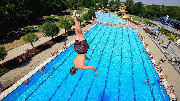 Abkühlung am heißesten Ort Bayerns - Das Freibad in Kitzingen: Hier suchen die Bewohner Abkühlung, wenn das Thermometer wieder auf Spitzenwerte klettert. Abkühlung am heißesten Ort Bayerns - Das Freibad in Kitzingen: Hier suchen die Bewohner Abkühlung, wenn das Thermometer wieder auf Spitzenwerte klettert.