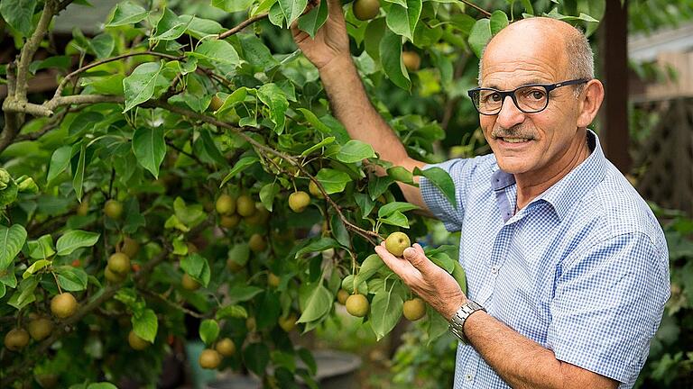 Kocht mit Obst und Gemüse aus dem eigenen Garten: Egon Friedel. Kocht mit Obst und Gemüse aus dem eigenen Garten: Egon Friedel.