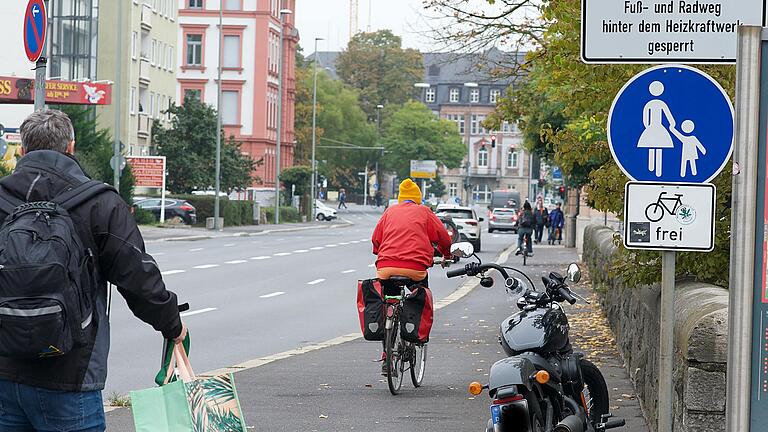 Noch müssen sich in der Veitshöchheimer Straße Fußgänger und Radfahrende die Gehwege teilen. Das Baureferat hat an dieser Stelle einen drei&nbsp; Meter breiten Zwei-Richtungs-Radweg vorgeschlagen.