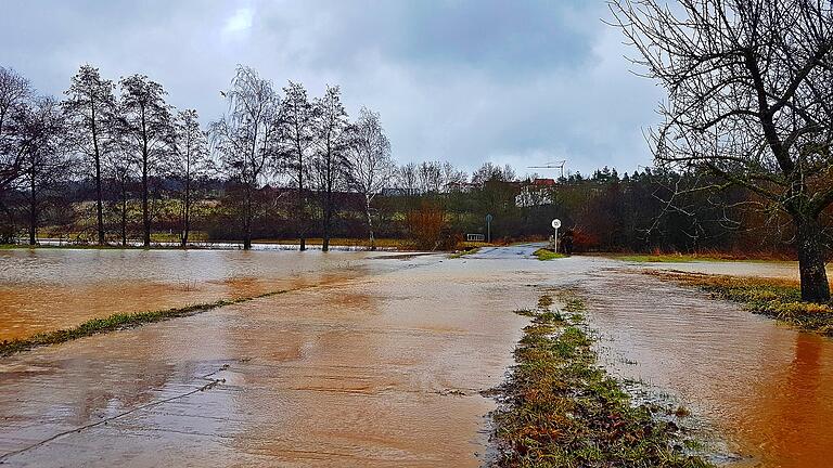 Die Nassach bei Oberhohenried ist bereits über die Ufer getreten. Der 'Schleichweg' in Richtung Uchenhofen war am Freitagfrüh schon kaum mehr passierbar.&nbsp;