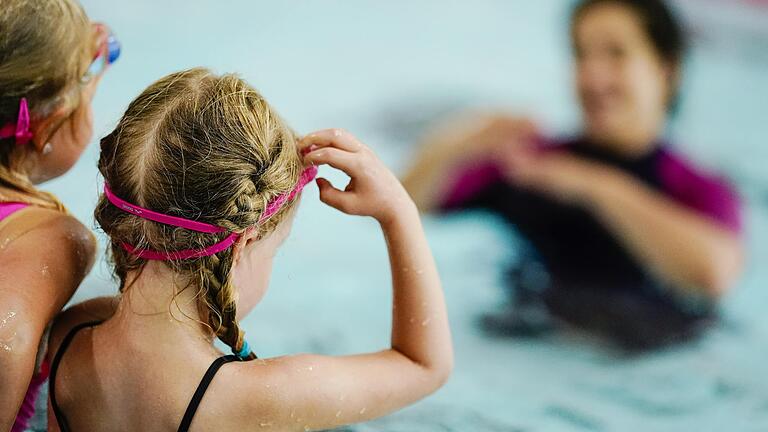 Nach zwei Jahren Corona gibt es Nachholbedarf, was das Schwimmenlernen für Kinder betrifft. Die Nachfrage nach solchen Kursen im Triamare ist groß, zumal der Freistaat Kurs-Gutscheine verteilt hat.