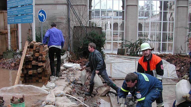 Aufräumarbeiten nach dem Januarhochwasser 2003.       -  Aufräumarbeiten nach dem Januarhochwasser 2003.