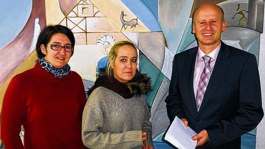 Finanzspritze: Knetzgaus Bürgermeister Stefan Paulus übergab an Karin Kraus (links) und Britta Merkel von der Tierschutzinitiative Haßberge im Namen der Gemeinde 1500 Euro für die Kastration von Katzen. Diese Summe möchte die Gemeinde fortan jährlich geben.