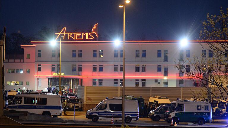 Ganz Deutschland konnte zuschauen, als in Berlin Ermittler 2016 das Bordell 'Artemis' zweier Würzburger Betreiber durchsuchten.