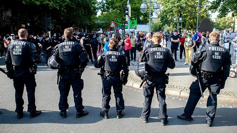 Die Polizei gewährt oft Sicherheit, muss sich aber auch bitterböse Kritik&nbsp; gefallen lassen. Dieses Archivbild steht zeigt, wie Polizisten am 12. September in Hannover eine Demonstration gegen die Corona-Auflagen vor Gegendemonstranten gesichert haben.