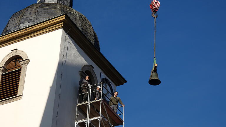 Das war am frühen Mittwochmorgen: Die neuen Glocken schweben von oben in Richtung Gemeinfelder Glockenturm. Da heißt es für Kranführer und Monteure höchste Aufmerksamkeit.