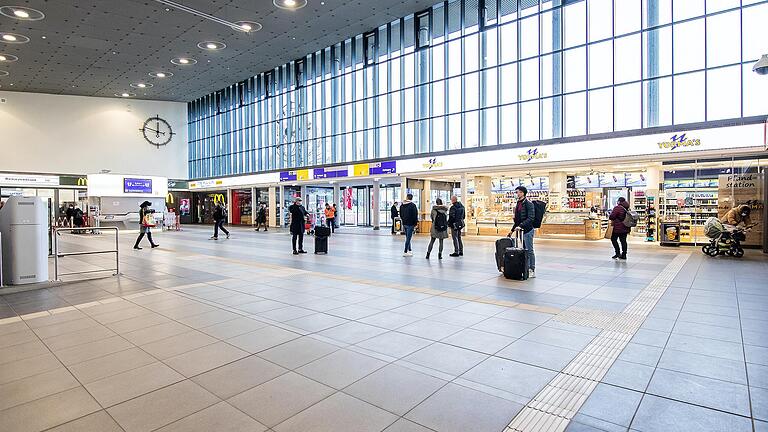 In der Wartehalle des Würzburger Haupbahnhofs gibt es seit einiger Zeit keine Ruhemöglichkeiten mehr.