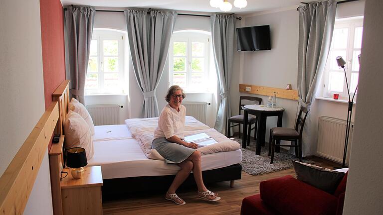 Ulrike von Schultzendorff sitzt in einem der Zimmer im ehemaligen Gasthof 'Zum Bären' in Mainbernheim. Mit einem Verein würde sie dort gerne ein Auszeithaus für Traumatisierte einrichten. Ulrike von Schultzendorff sitzt in einem der Zimmer im ehemaligen Gasthof 'Zum Bären' in Mainbernheim. Mit einem Verein würde sie dort gerne ein Auszeithaus für Traumatisierte einrichten.