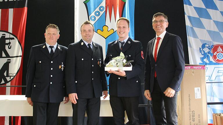 Verabschiedet wurde Jugendwart Mario Kneuer (zweiter von rechts), der sechs Jahre diesen verantwortungsvollen Posten innehatte. Ihm dankten (von links) Kommandant Matthias Endres, zweiter Kommandant Daniel Hornung und Bürgermeister Ulrich Werner.