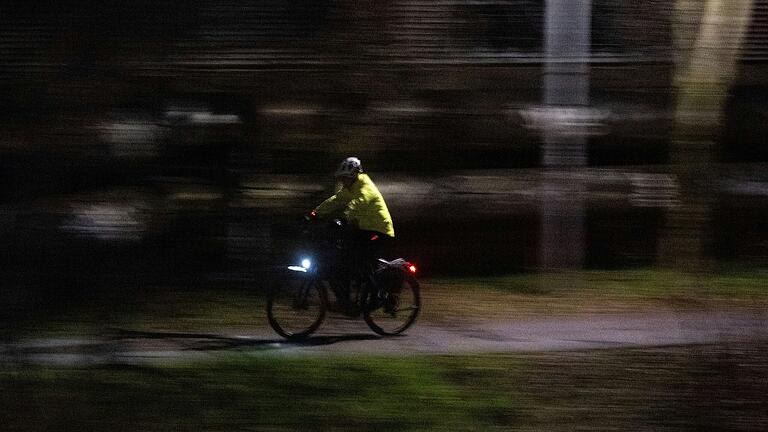 Ohne Helm und betrunken war ein Radfahrer am Freitag in Würzburg unterwegs und verursachte einen Unfall. Ohne Helm und betrunken war ein Radfahrer am Freitag in Würzburg unterwegs und verursachte einen Unfall.
