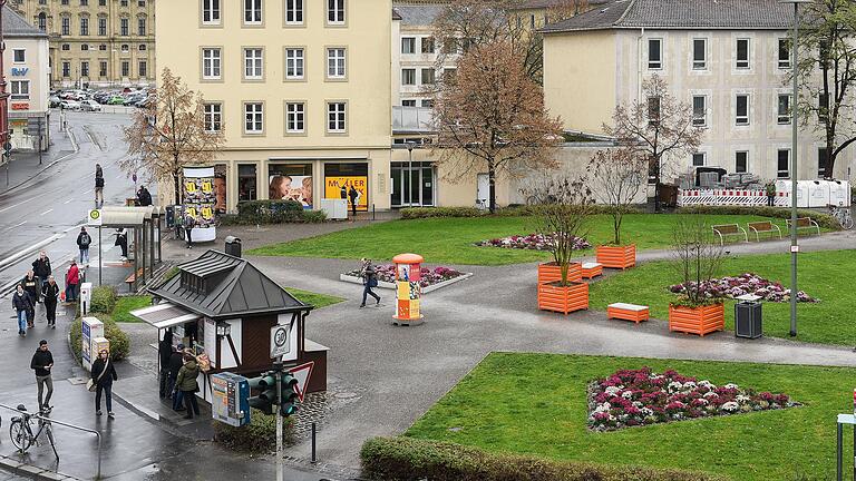 Der Faulhaber-Platz soll eigentlich zum kleinen Park umgestaltet werden. Doch die zwei Jahre alte Zwischenlösung hält sich.&nbsp; &nbsp;