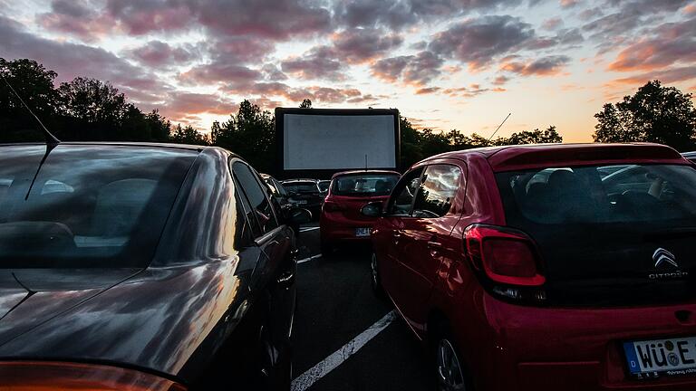 In Würzburg ging es am Dallenberg schon am vergangenen Freitag los. Ab kommenden Mittwoch gibt es nun auch im Landkreis Kitzingen ein Autokino. In Würzburg ging es am Dallenberg schon am vergangenen Freitag los. Ab kommenden Mittwoch gibt es nun auch im Landkreis Kitzingen ein Autokino.