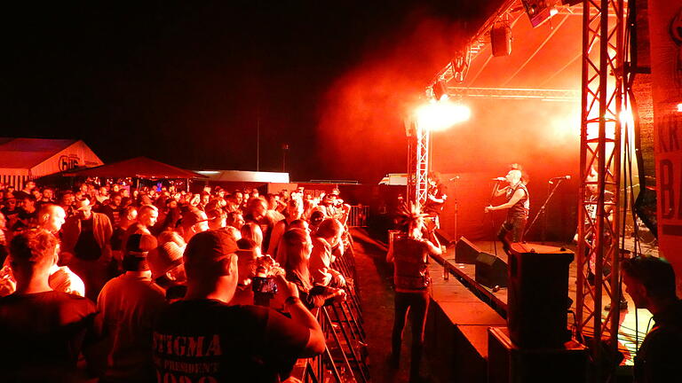 25 Punk- und Hardcore-Bands spielten an den zwei Festivaltagen vor 1500 Besucherinnen und Besuchern. 25 Punk- und Hardcore-Bands spielten an den zwei Festivaltagen vor 1500 Besucherinnen und Besuchern.