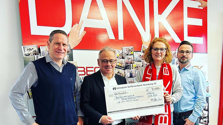 Das Team Beck hat bei seiner Weihnachtstombola 2022 mit Versteigerung 1500 Euro erlöst. Die Familie Beck hat den Betrag verdoppelt und spendete somit 3000 Euro an die Aktion Patenkind. Uns ist, so Geschäftsführerin Christine Beck-Meidt, ein Engagement „in der Region und für die Region“ sehr wichtig. Mit knapp 250 Mitarbeiterinnen und Mitarbeitern liegt dem Familienunternehmen die Region am Herzen, von links: Sascha Rodamer (Kaufmännischer Betriebsleiter), Peter Krones (Aktion Patenkind), Christine Beck-Meidt und Thorsten Schmitt (Teamleiter Photovoltaik). Das Team Beck hat bei seiner Weihnachtstombola 2022 mit Versteigerung 1500 Euro erlöst. Die Familie Beck hat den Betrag verdoppelt und spendete somit 3000 Euro an die Aktion Patenkind. Uns ist, so Geschäftsführerin Christine Beck-Meidt, ein Engagement „in der Region und für die Region“ sehr wichtig. Mit knapp 250 Mitarbeiterinnen und Mitarbeitern liegt dem Familienunternehmen die Region am Herzen, von links: Sascha Rodamer (Kaufmännischer Betriebsleiter), Peter Krones (Aktion Patenkind), Christine Beck-Meidt und Thorsten Schmitt (Teamleiter Photovoltaik).