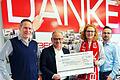 Das Team Beck hat bei seiner Weihnachtstombola 2022 mit Versteigerung 1500 Euro erlöst. Die Familie Beck hat den Betrag verdoppelt und spendete somit 3000 Euro an die Aktion Patenkind. Uns ist, so Geschäftsführerin Christine Beck-Meidt, ein Engagement „in der Region und für die Region“ sehr wichtig. Mit knapp 250 Mitarbeiterinnen und Mitarbeitern liegt dem Familienunternehmen die Region am Herzen, von links: Sascha Rodamer (Kaufmännischer Betriebsleiter), Peter Krones (Aktion Patenkind), Christine Beck-Meidt und Thorsten Schmitt (Teamleiter Photovoltaik).