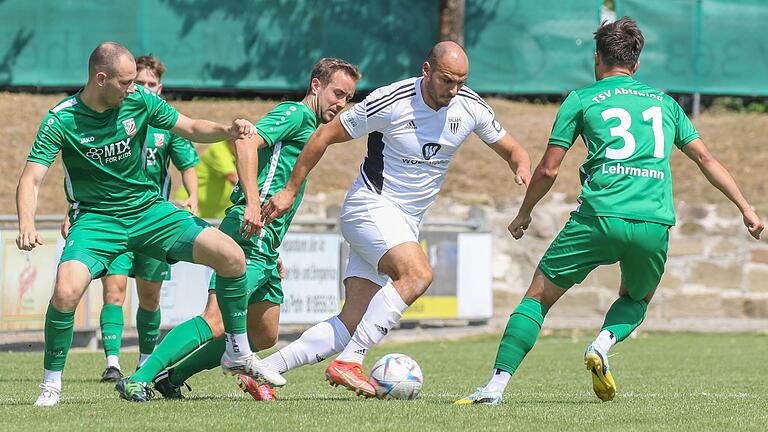 Ein gewohntes Bild: Der Schweinfurter Torjäger Adam Jabiri zieht gleich vier Gegenspieler auf sich. Hier versuchen sich die Abtswinder (von links) Egor Zelenskiy, Tizian Hümmer, Adrian Dußler und Felix Lehrmann vergebens.