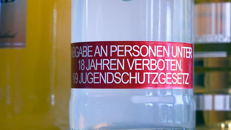 Jugendschutzgesetz - Hinweis auf alkoholhaltigem Mixgetränk       -  Alcopops müssen seit 2004 den Warnhinweis &bdquo;Abgabe an Personen unter 18 Jahren verboten, § 9 Jugendschutzgesetz&rdquo; tragen.