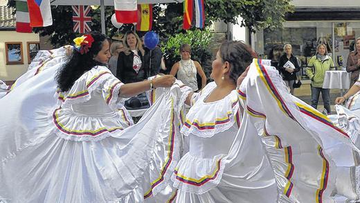 Tanz und Freude: Zum 60-jährigen Bestehen der Volkshochschule und dem fünften Geburtstag der gemeinsamen Volkshochschule Lohr-Gemünden tanzte die VHS-Latino-Gruppe. Zum Teil selbst aus Spanien und Lateinamerika stammend haben die Tänzerinnen ein Stück Heimat nach Lohr gebracht: die Musik, die Tänze und die festlichen Kleider.