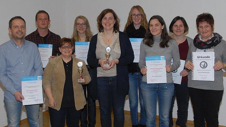 Ehrungen beim Spielmanns- und Fanfarenzug: Hintere Reihe (von links) Alexander Peter, Gina Tomaschek, Margarete Endrich (Ehrennadel in Bronze) und Christine Rosel (25 Jahre Mitgliedschaft). Vordere Reihe Bernd Feser (Ehrennadel Gold), Vorsitzende Sabine Binzberger, Karolina Endrich (Aktivste Spielfrau 2016), Simone Eisenmann de Navarro (Ehrennadel Silber) sowie Christl Machmerth (25 Jahre Mitgliedschaft).