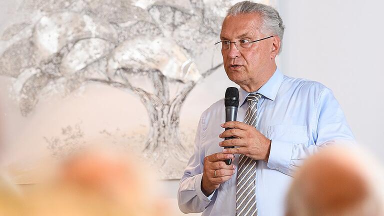 Sommerfest der CSU Würzburg-Land       -  Bei einem Auftritt im Landkreis Würzburg äußerte sich Bayerns Innenminister Joachim Herrmann auch zum Thema &bdquo;Spurwechsel&ldquo;: Nur im Einzelfall könne man einen Weg finden, dass ein abgelehnter, aber gut integrierter Asylbewerber in Deutschland bleiben könne.