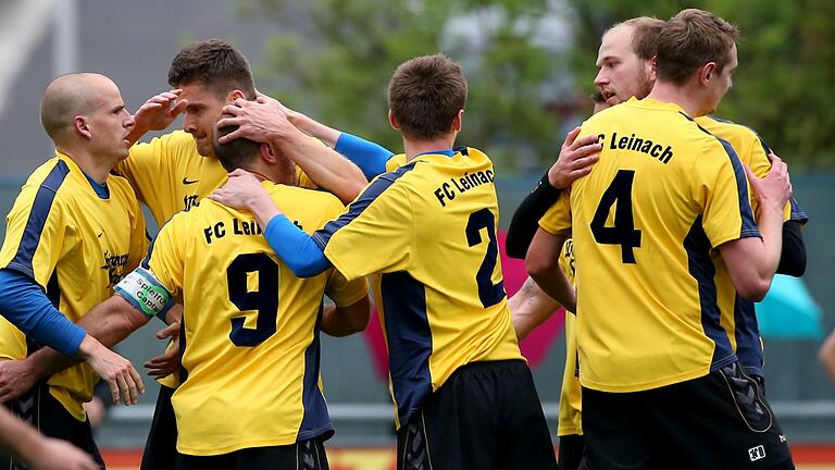 Leinacher Spieler beim Torjubel: In den vergangenen Wochen hatte sich die Zahl der Fußballer beim FC Leinach so verringert, dass die Blau-Weißen für die anstehende Kreisliga-Saison eine Spielgemeinschaft mit der SG Margetshöchheim eingehen. Die SG hatte mit denselben Problemen zu kämpfen.